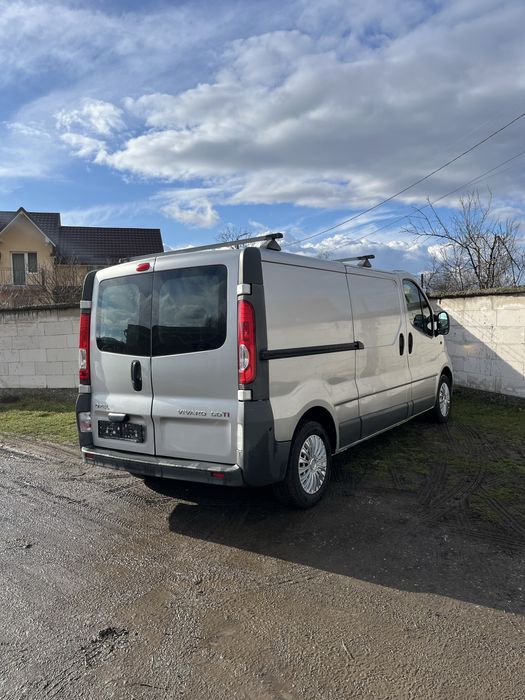 Vand Opel Vivaro 2.0 d model lung