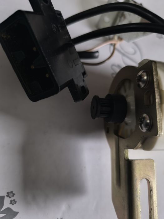 Motoare și curele pentru mașini de cusut.