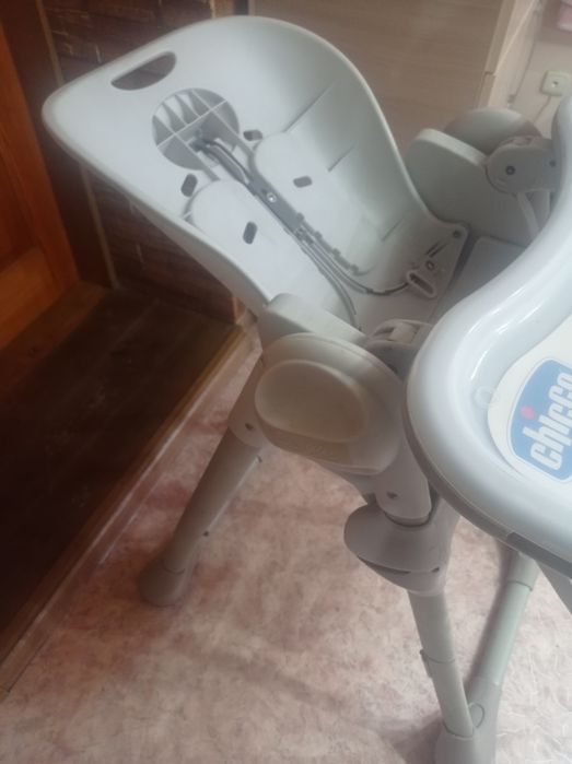 Детский стул-столик для приёма пищи.