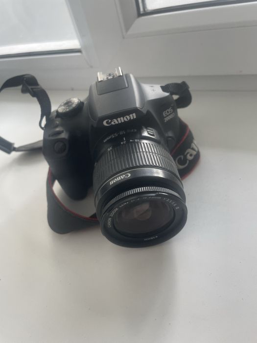 Цифровой фотоаппарат Canon 2000D