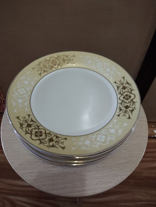 Набор больших  тарелок.