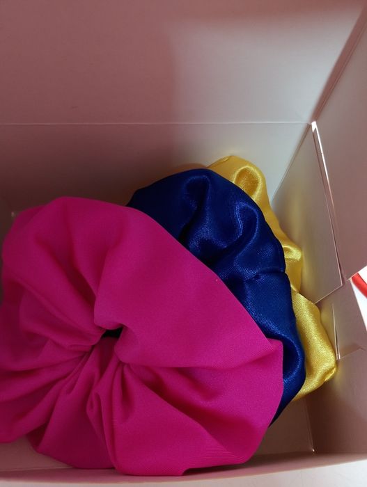 Сатенени скрънчита ,диадеми,ленти за коса в луксозна кутия за малки и