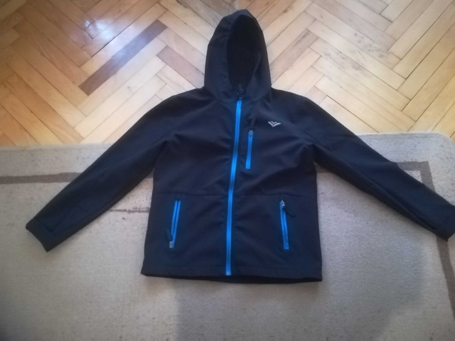 Продавам детско яке.