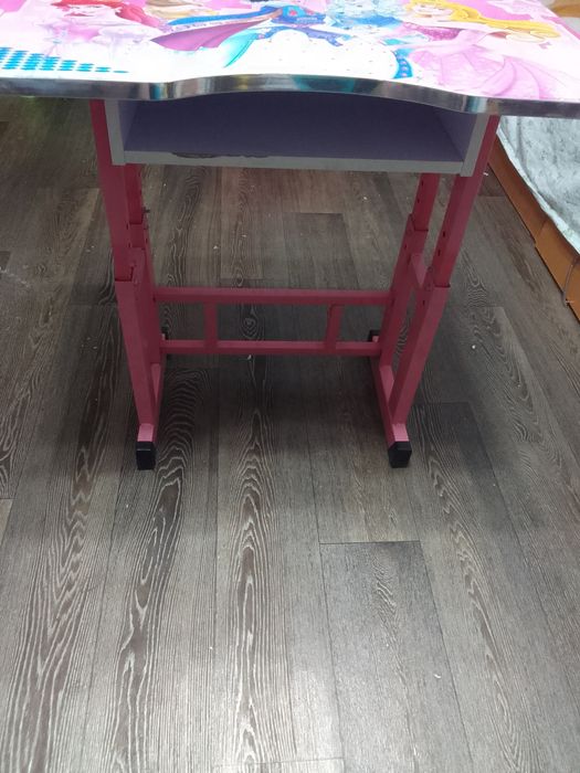 Продам парту для девочки регулируется по высоте