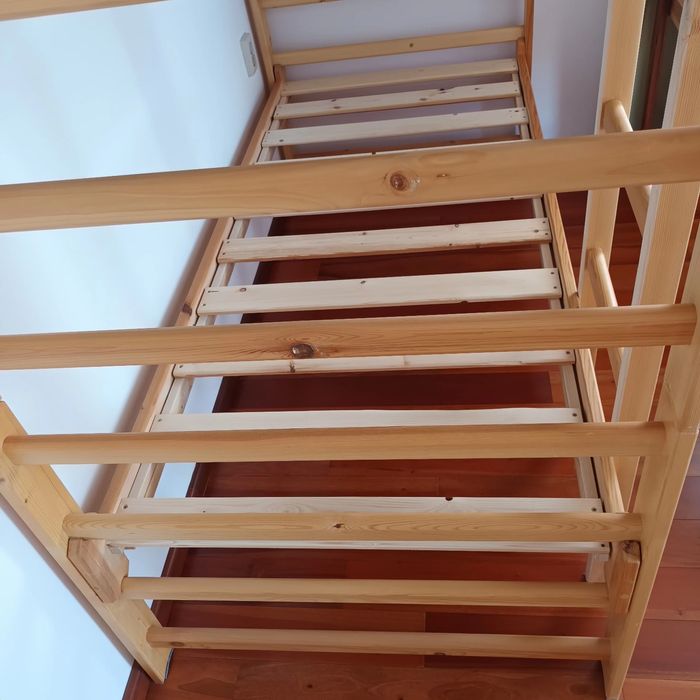 Двуетажно дървено легло