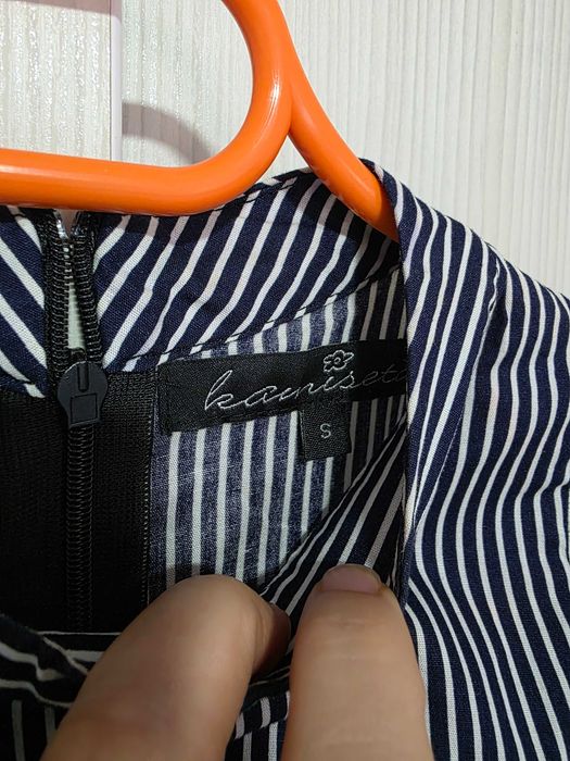 Bluză Elegantă în Dungi Bleumarin cu Detalii Brodate