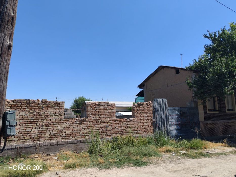 Сотилади! Зангиота туманида ховли жой 8 сотих йер сотилади.