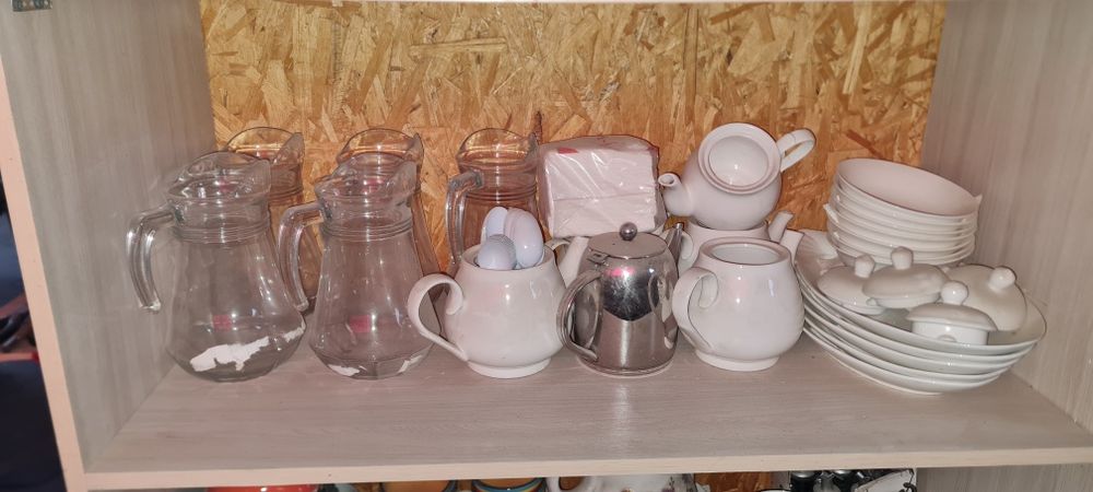 В продаже много посуды