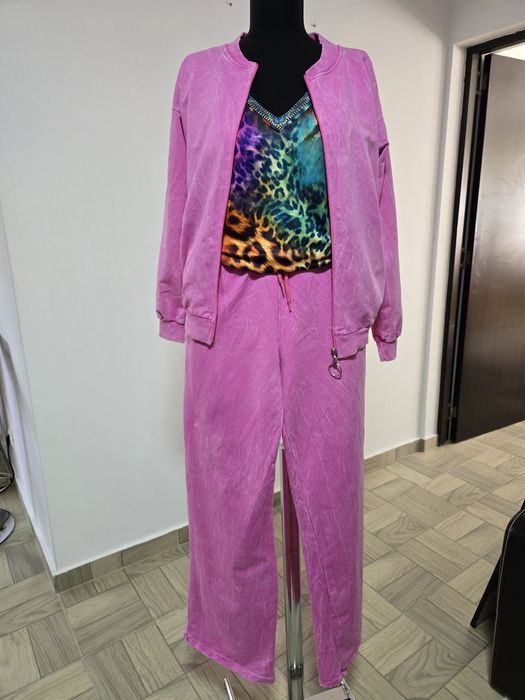 Trening roz barbie, model cu pantalon larg, buzunare laterale