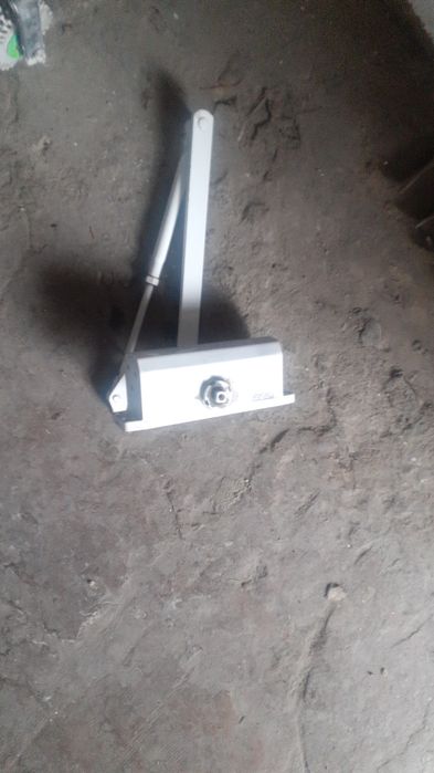 Дверной доводчик