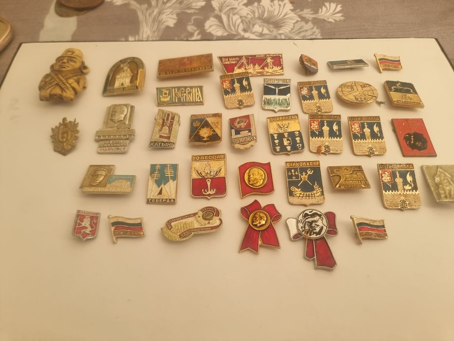 Colectie insigne sovietice vintage – orașe, monumente, URSS