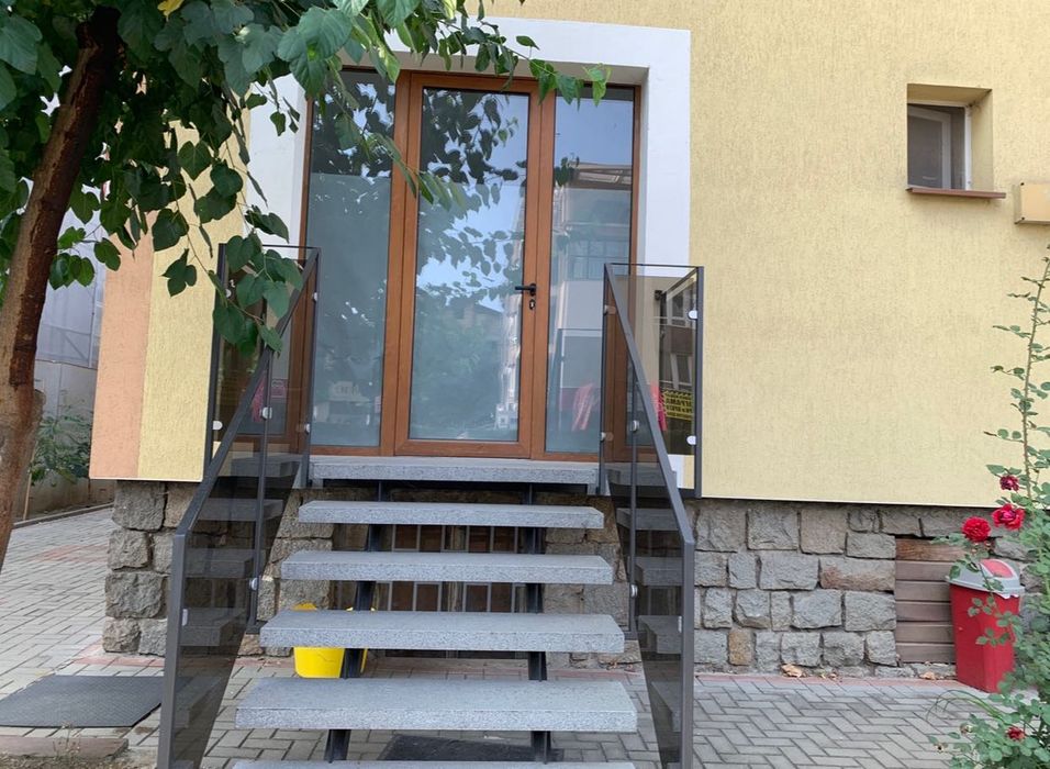 Дава под наем офис+2 гаража