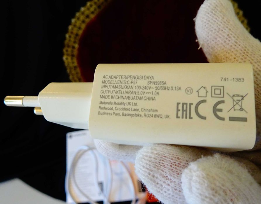 Motorola e5 play,зарядно,кабел.