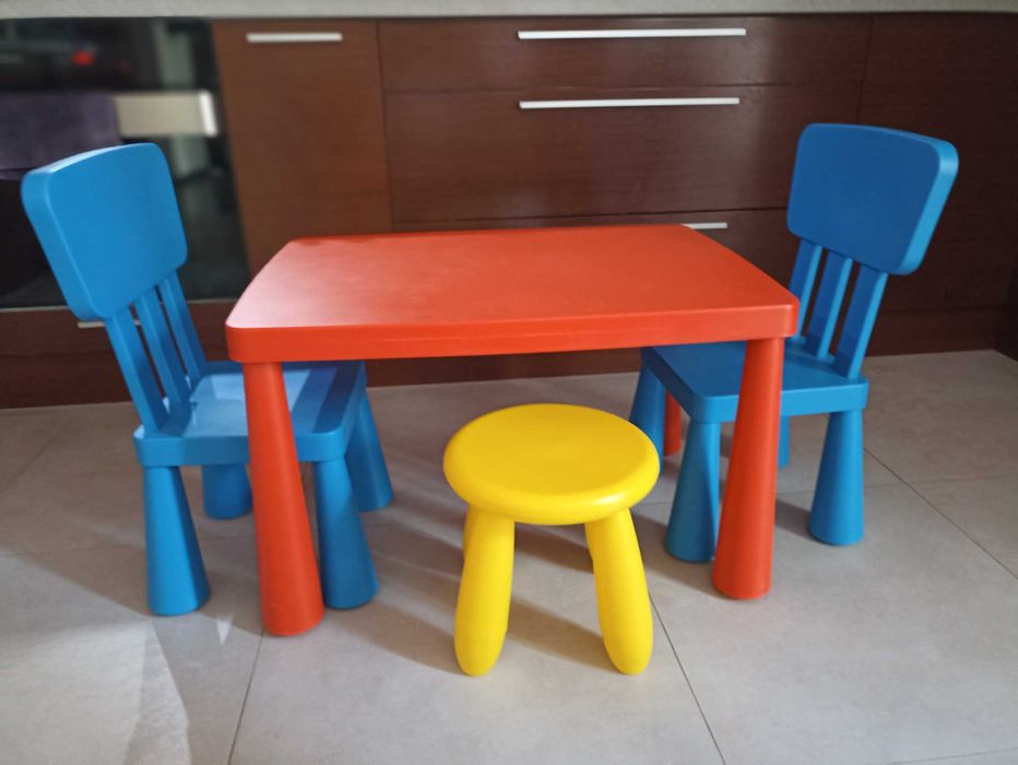 Детска масичка с три столчета.