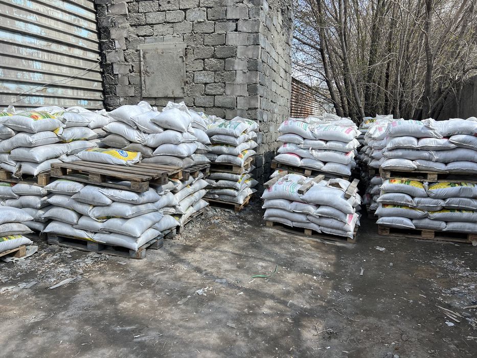 Цемент по 2000тг за мешок.