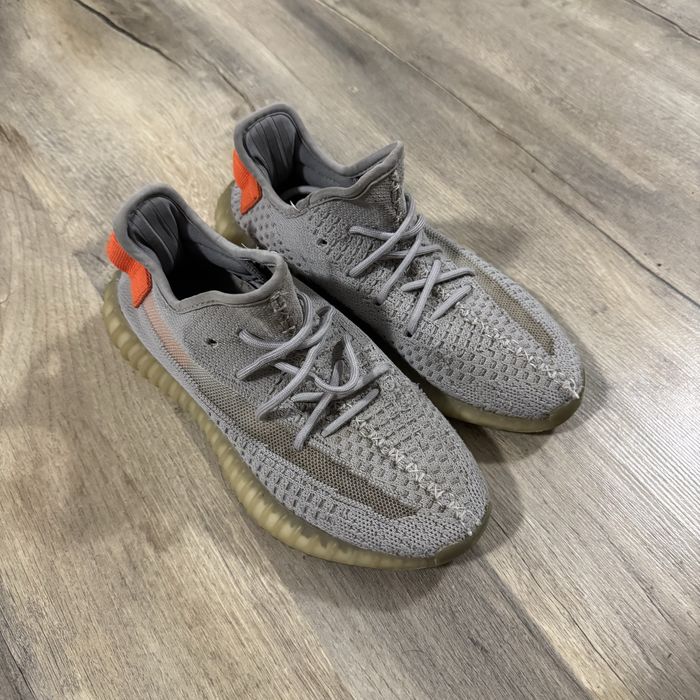 Adidas Yeezy 350 v2 Taillight