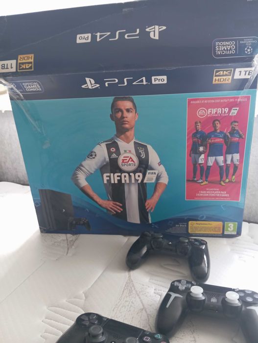 Продавам Play Station 4 PRO 1TB с игри