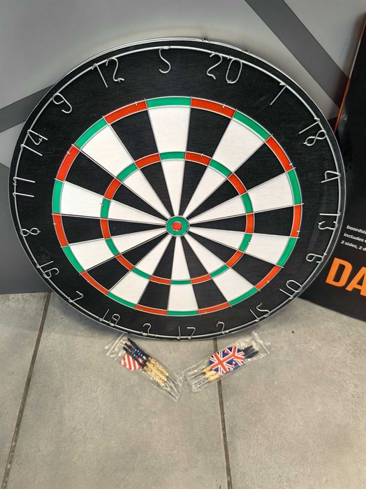 Дартс дървен + 6 бр стрели