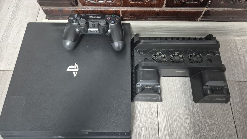 PS4 Pro 1TB + Controller + 3 Jocuri + Suport PlayStation NEGOCIABIL