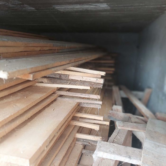 Vand 460 bucati scandura uscata (14 ani) , buna de facut lambriu, 15 cm latime, 4 m lungime si 2 cm grosime. Pret bucata 21 lei, se vand toate odata