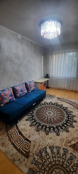 Сдам ДЕВУШКЕ комнату с подселением в центре