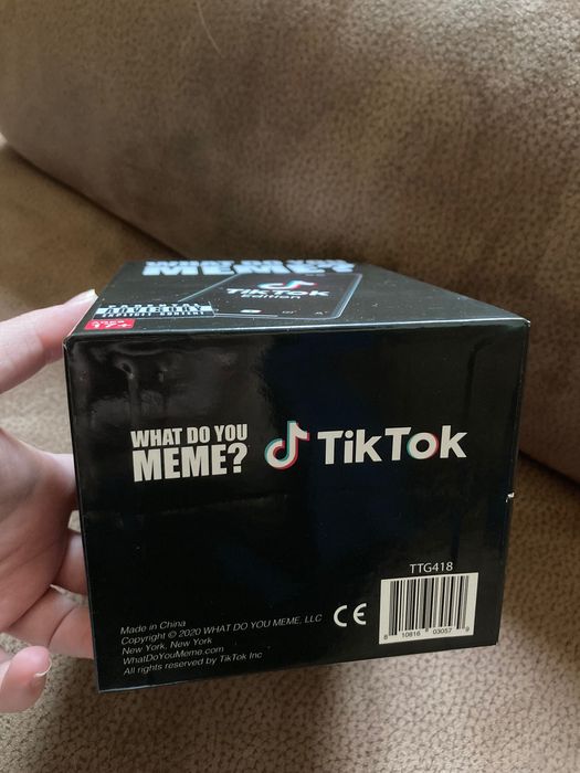 Настолна игра What Do You Meme? (TikTok Meme Edition) - Парти игра