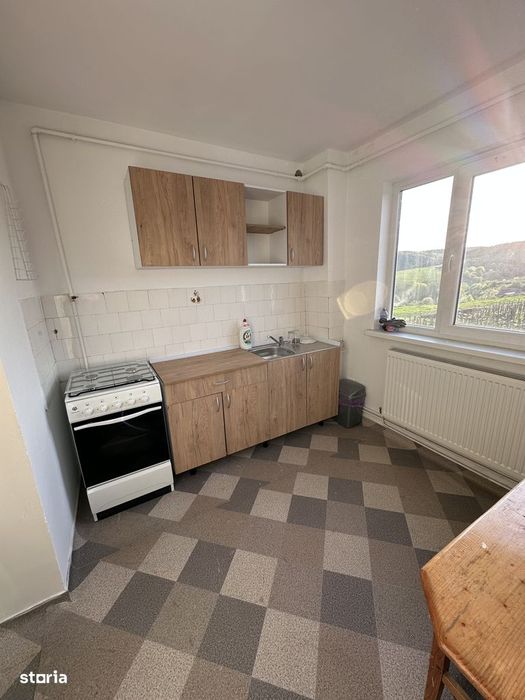 Apartament de 4 camere de vânzare, etaj 3