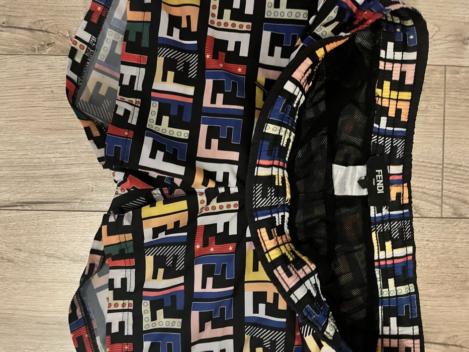 Pantaloni scurti FENDI  original!!