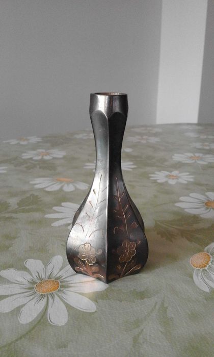 Медни и дървени декоративни предмети, месингова ваза и медна чаша.