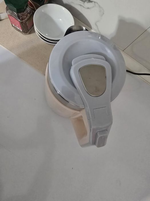 Продам  электрический  чайник