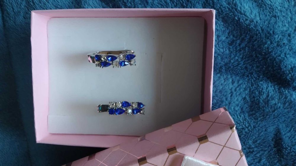 Нови, масивни, сребърни обеци. В кутия за подарък.