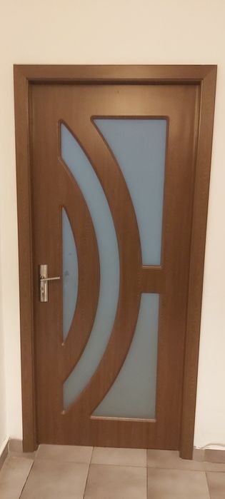 Usi de interior în stare perfecta