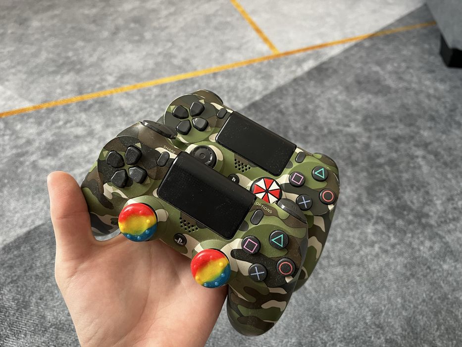 Продам PS4 pro 2 джостика