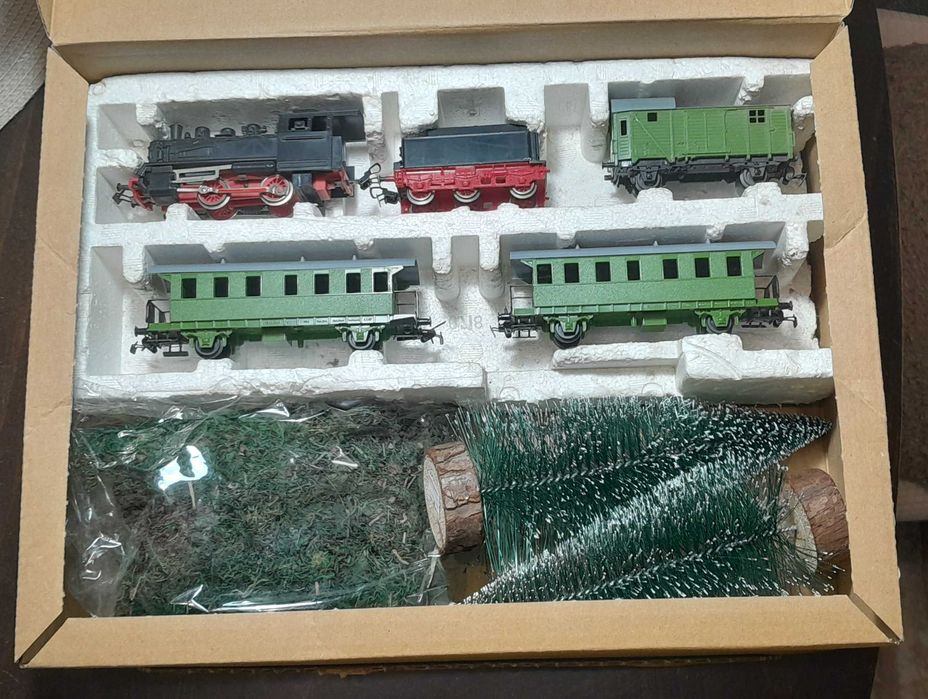 Комплект електрически влакчета -PIKO с декорация