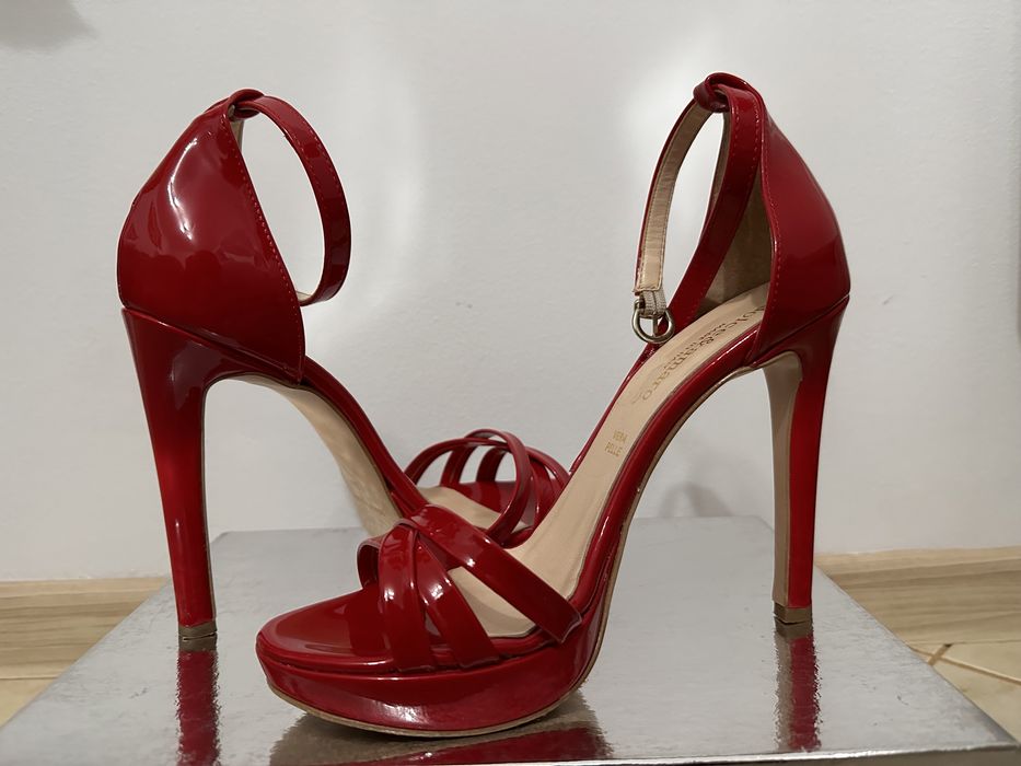 Sandale roșii, lăcuite, din piele, mărimea 38