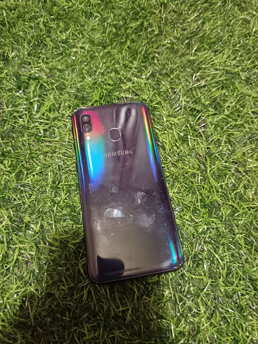 Продам Samsung A40 состояние хорошее