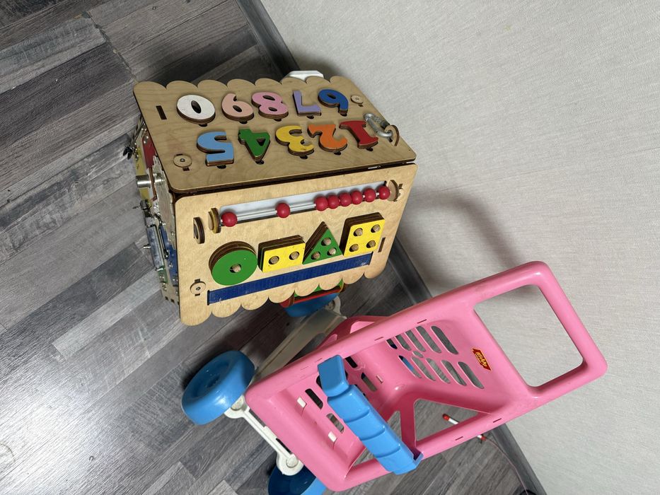 Деревяный домик и коляска