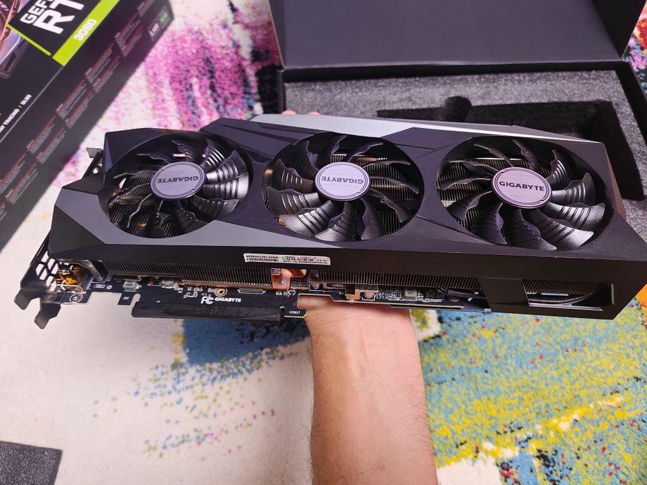 Nvidia GeForce RTX 3080 la cutie cu toate accesoriile