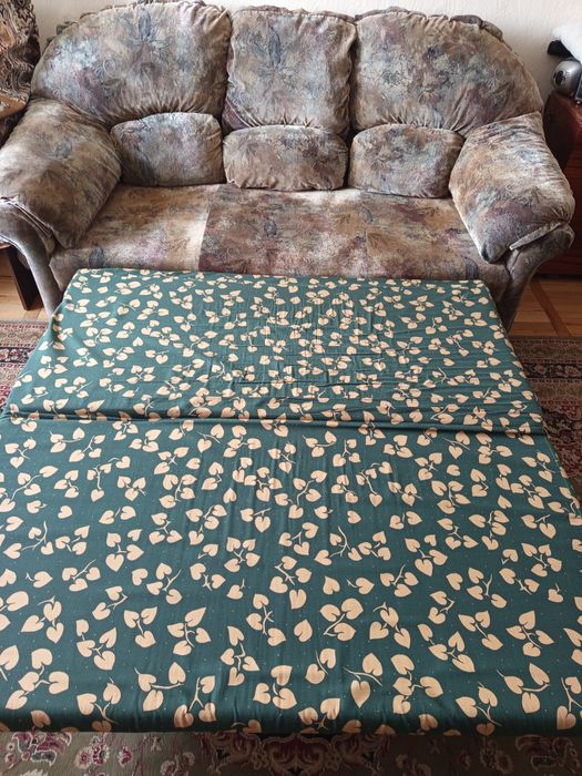 Продаю диван  и кресло в комплекте.