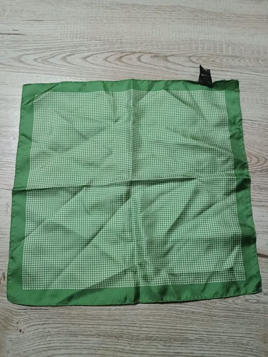 Batistă Hugo Boss pentru costum.