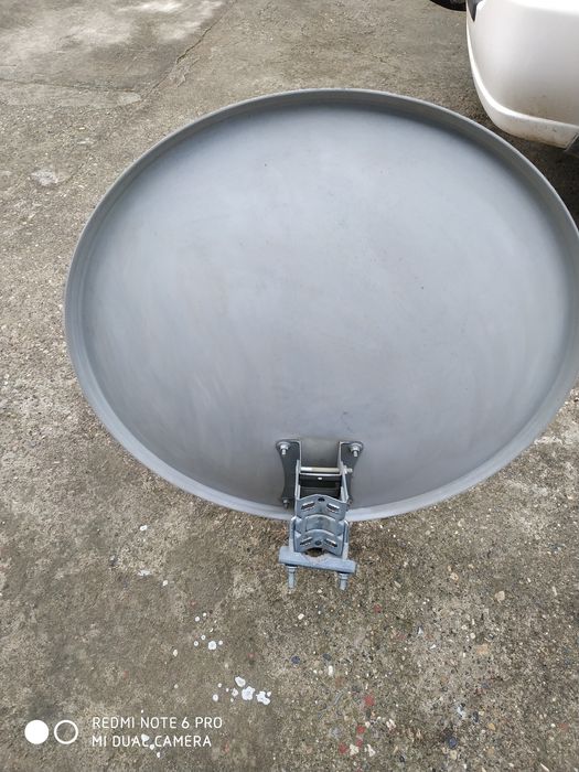 Сателитна антена с конвертор и стойка