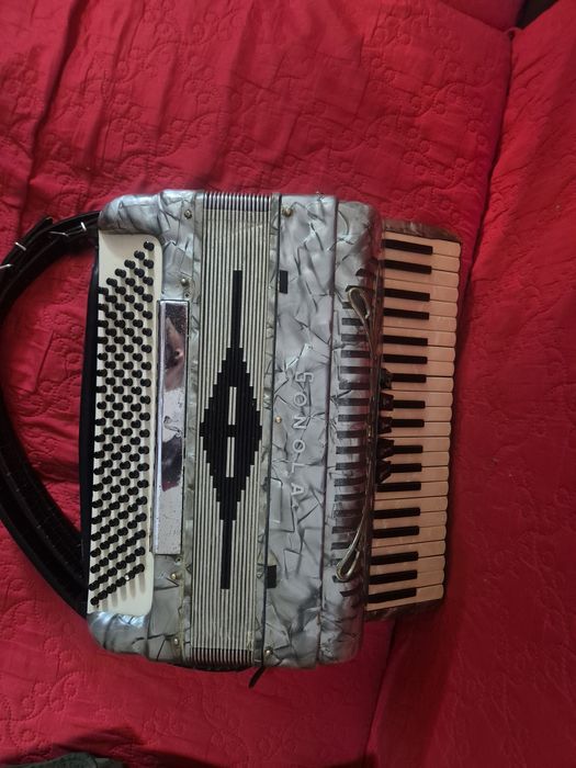 Vând acordeon italian Sonola 120 basi