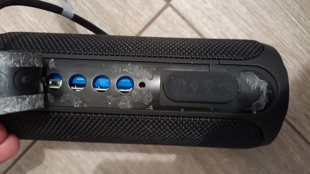 Boxa portabila defecta.