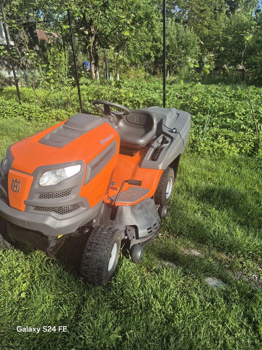 Se vinde tractoras de tuns iarba Husqvarna TC 142T, echipat cu motor Briggs&Stratton V- Twin (2 cilindri), 656 cm ,20 hp,