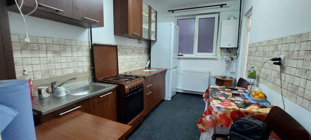 Apartament cu 3 camere decomandat, zona Tactorul
