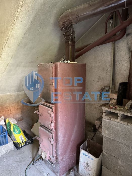 Етаж от къща с гараж в с. Поповци, област Габрово.