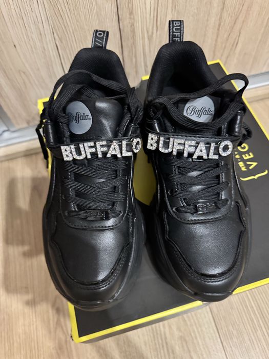 Vand adidasi Buffalo