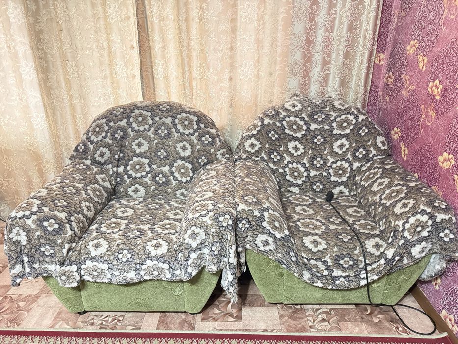 Продам диван с двумя креслами