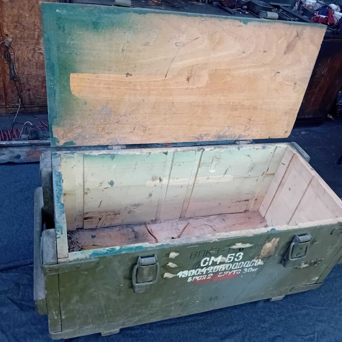 Дървен сандък, здрав.