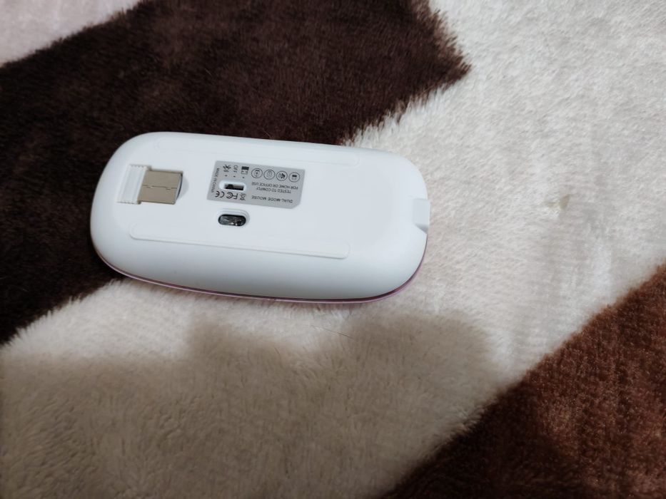 Vând tabletă cu tastatura și mouse